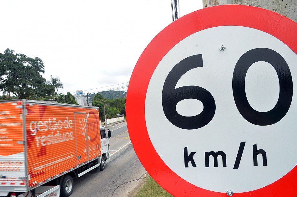 Prefeitura faz readequação da velocidade de vias no município