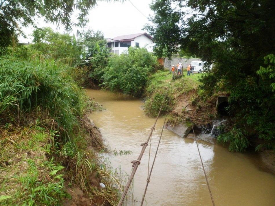 Serviços Urbanos realiza remoção de ponte pênsil na rua Lauro Lara