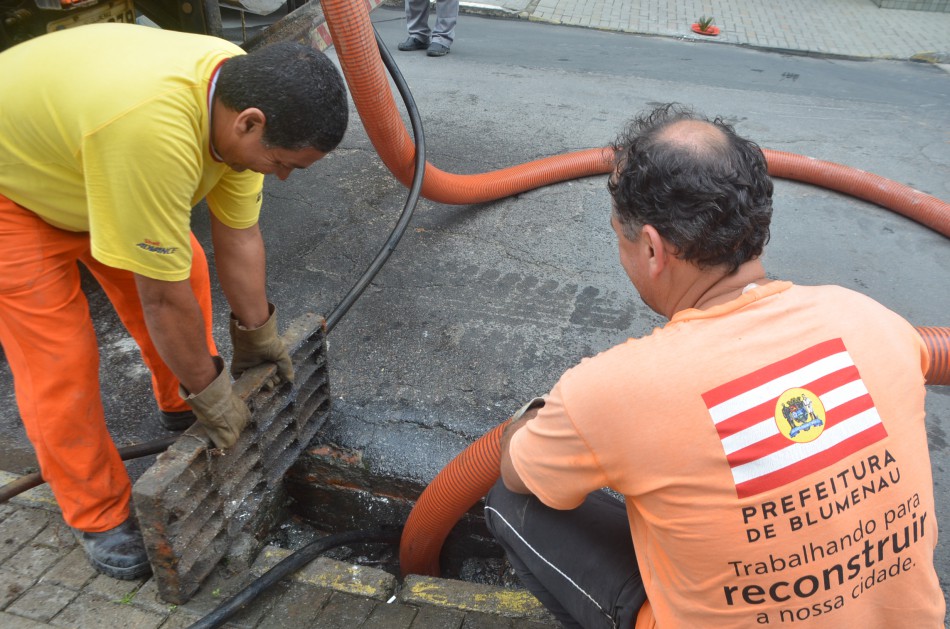 Serviços Urbanos realiza trabalhos nos bairros Glória e Velha