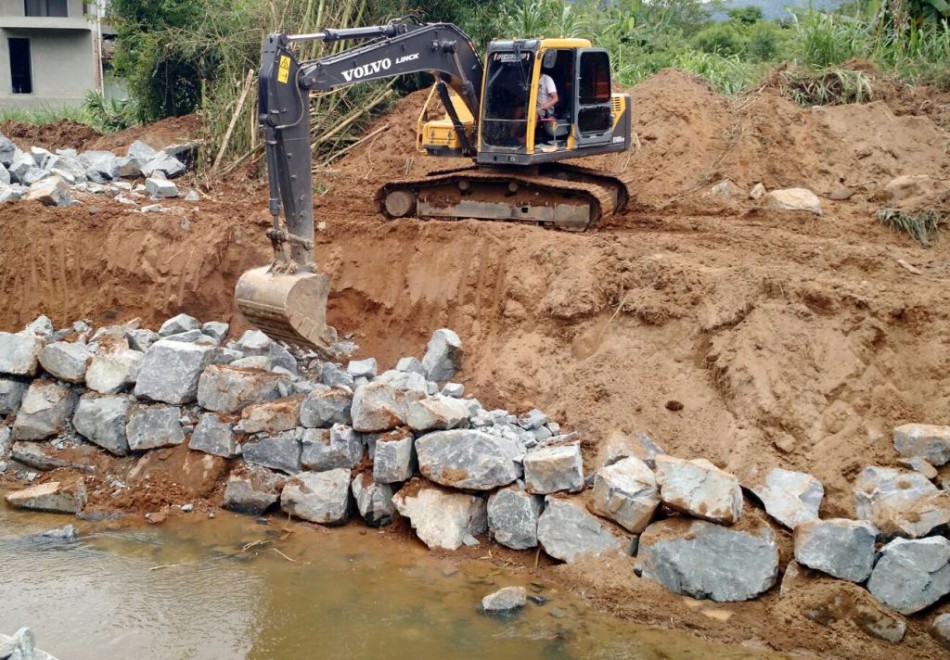 Prefeitura executa enrocamento para nova ponte na rua Lauro Lara