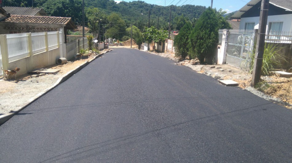Prefeitura conclui asfalto da rua Luiz Gonzaga, no bairro Fidélis