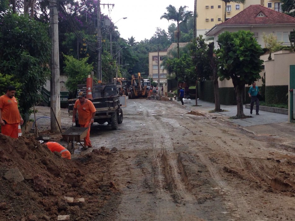 Prefeitura realiza conserto de drenagem na Rua Coronel Vidal Ramos