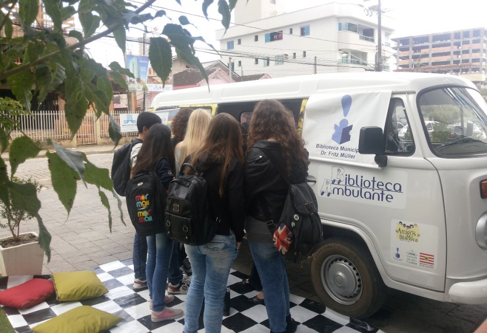 Biblioteca Ambulante e Museu Vai à Escola estão de volta