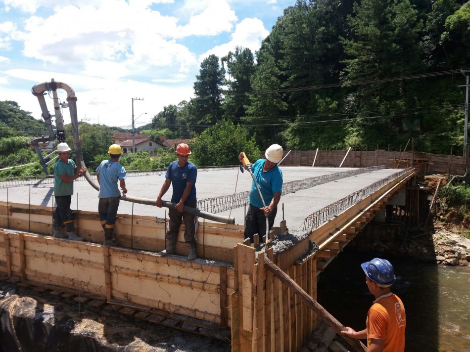 Nova ponte da Rua Ruy Barbosa tem a laje concretada no fim de semana