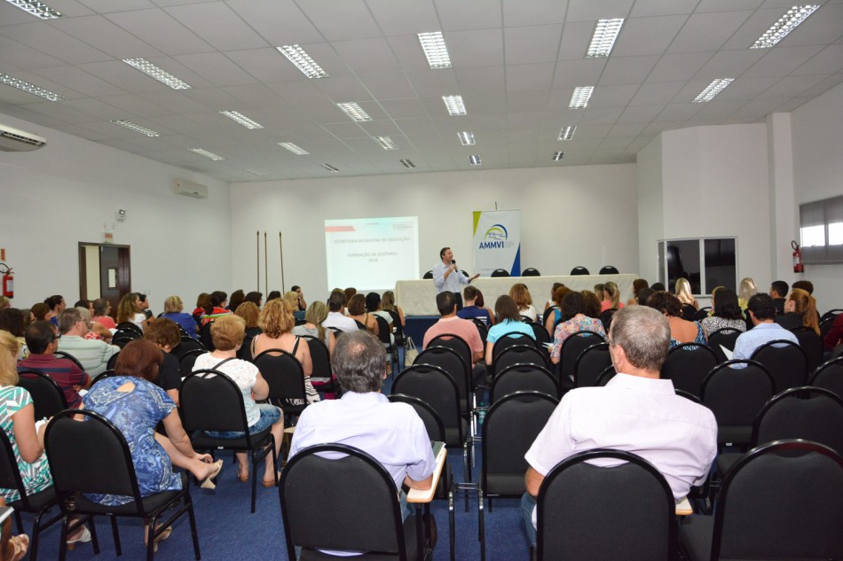 Gestores da rede municipal de ensino passam por formação