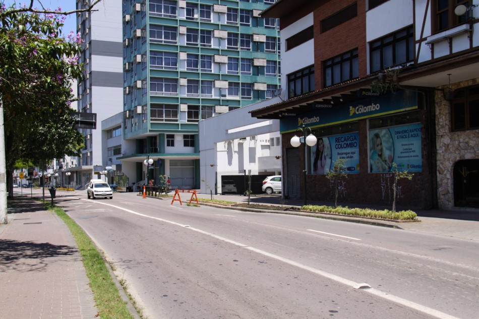 Serviços Urbanos realiza conserto de drenagem na Avenida Beira Rio