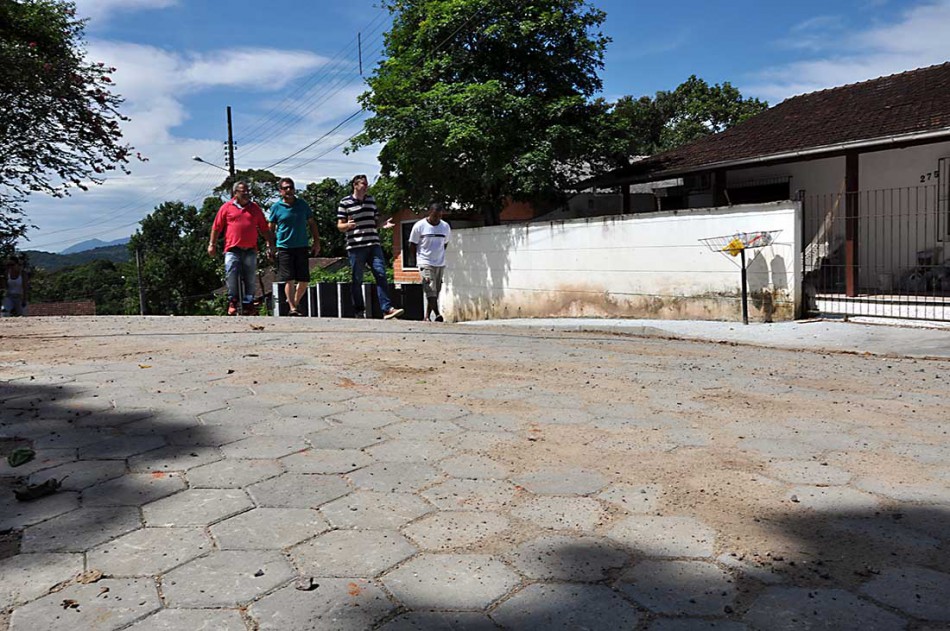Moradores da Ponta Aguda e Fortaleza recebem obras de pavimentação