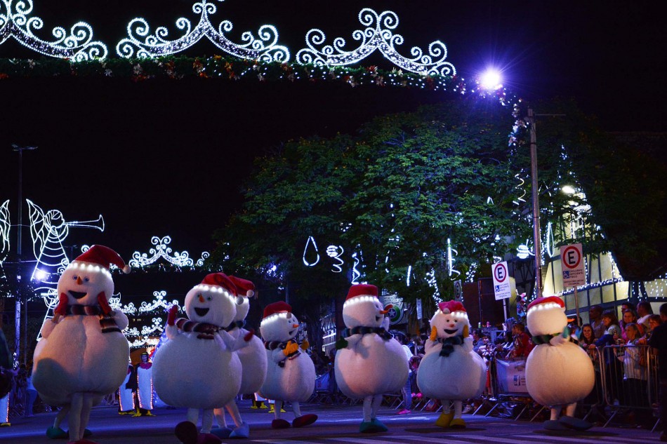 Desfile de Natal altera trânsito na rua Alberto Stein nesta sexta