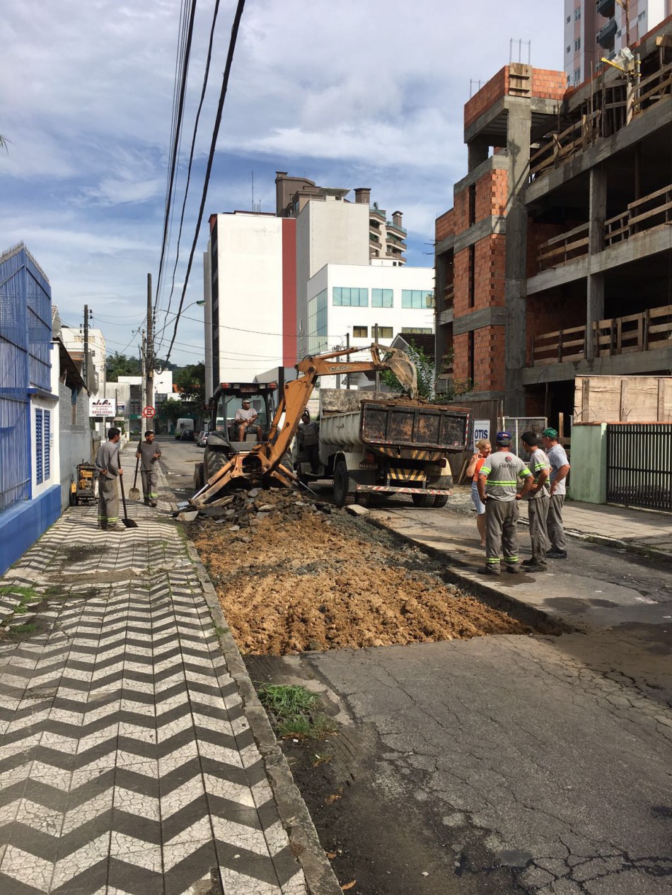 Prefeitura realiza serviços de tapa-buraco neste sábado