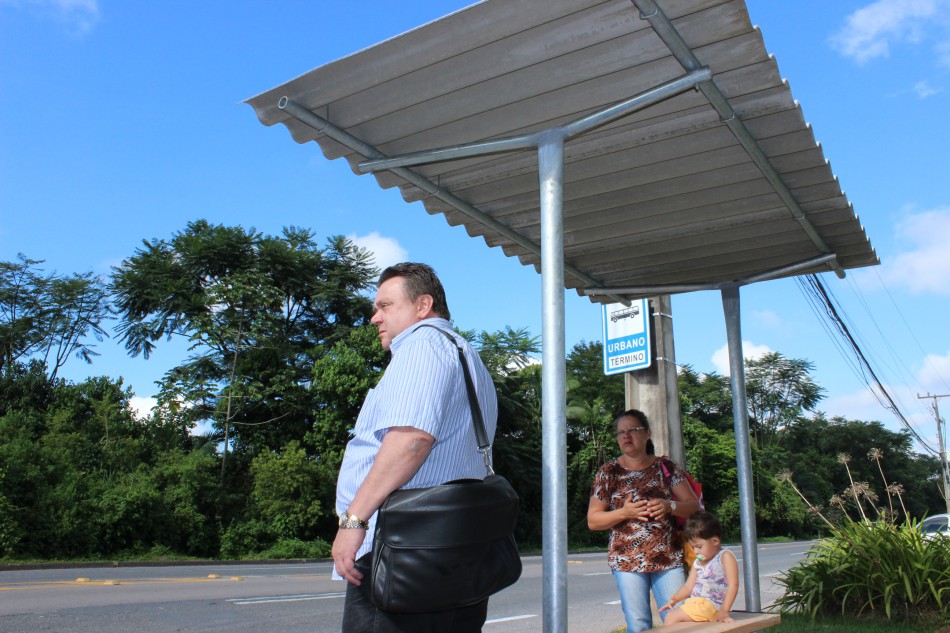Prefeitura implanta novo abrigo de ônibus na República Argentina