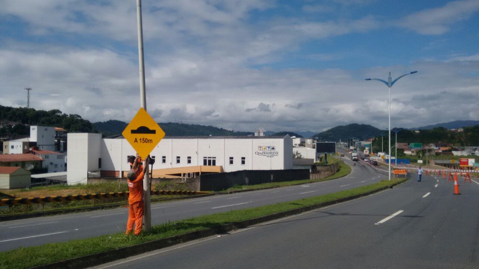 Lombadas são instaladas na Via Expressa para viabilizar obras no viaduto 