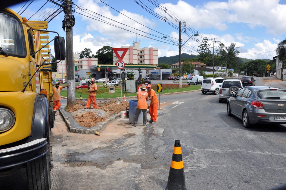 Prefeitura inicia alargamento no raio de curva da Rua General Osório