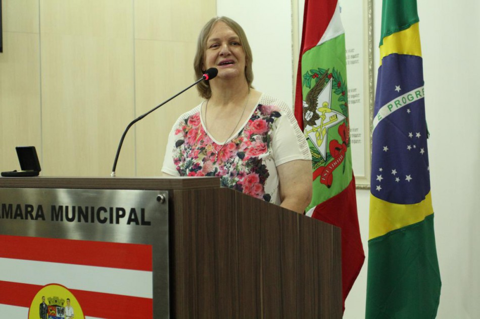 Servidora da Secretaria de Educação recebe homenagem na Câmara