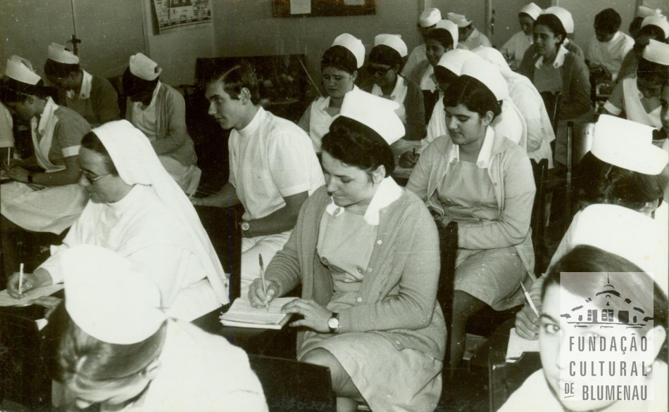 Memória Digital: Escola de Auxiliares de Enfermagem