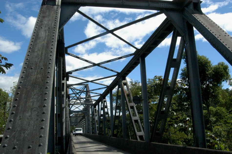 Secretaria de Serviços Urbanos realiza manutenção na Ponte de Ferro