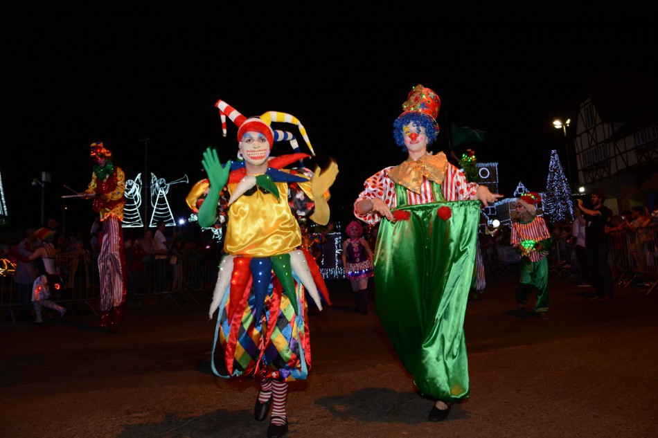 Magia do Circo invade primeiro desfile de Natal