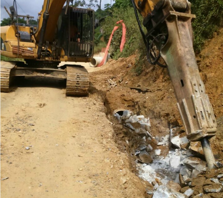 Obras na rua Rodolfo Frotschner alteram trânsito no bairro Velha Grande