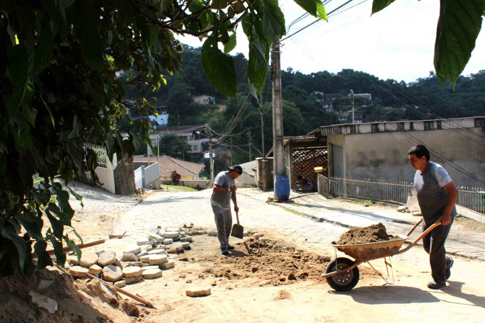 Rua Eça de Queiroz recebe manutenção de tubulação e calçamento