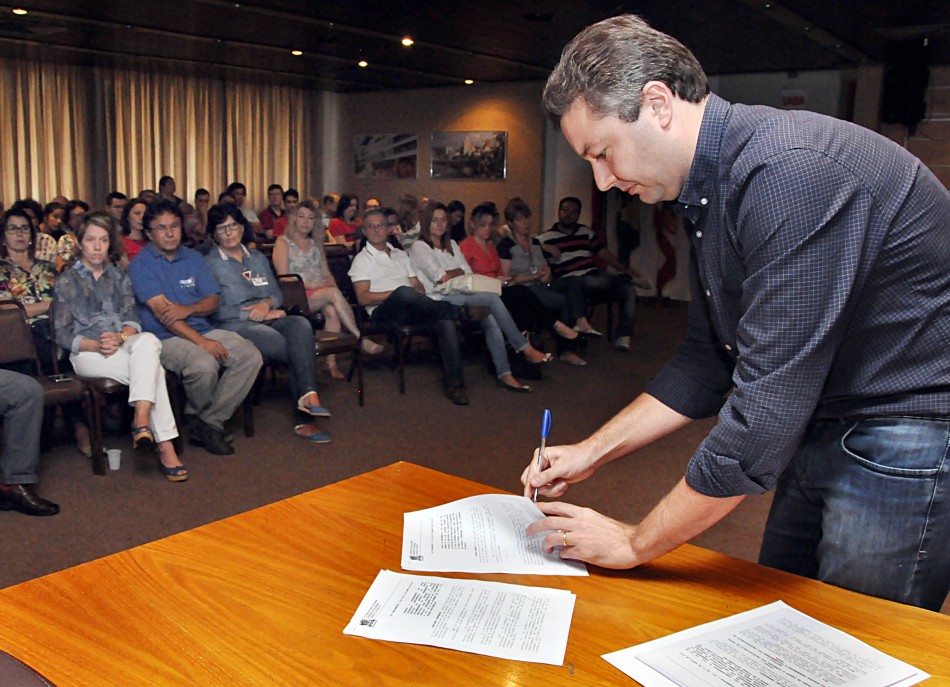 Prefeito sanciona leis de valorização de cargos do serviço público