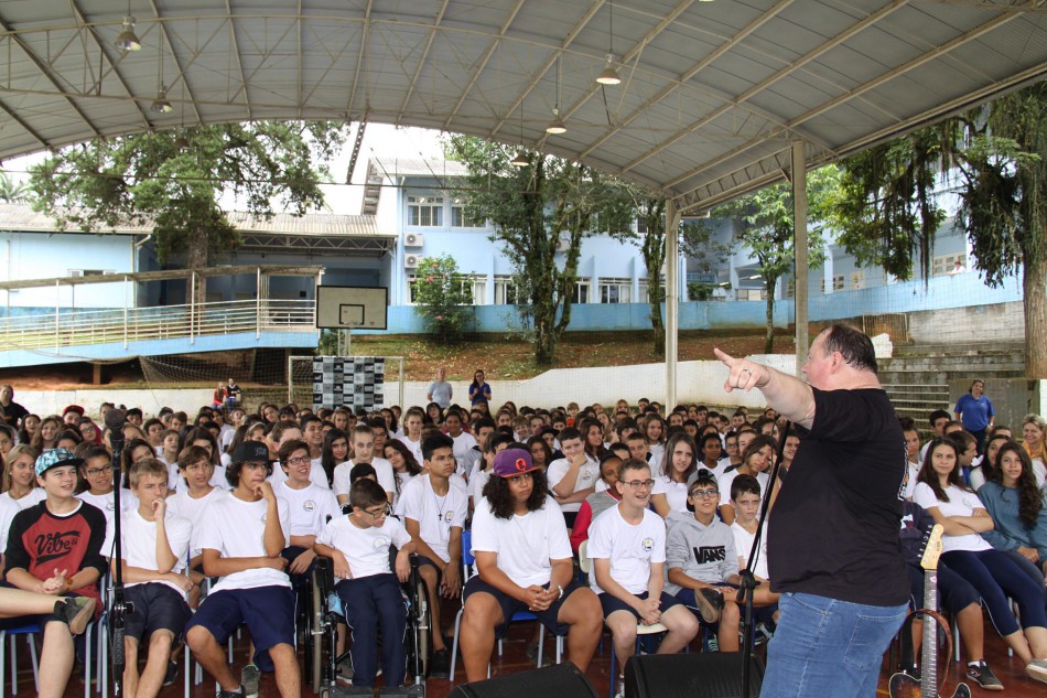 EBM Leoberto Leal recebe projeto O Vento nas Escolas