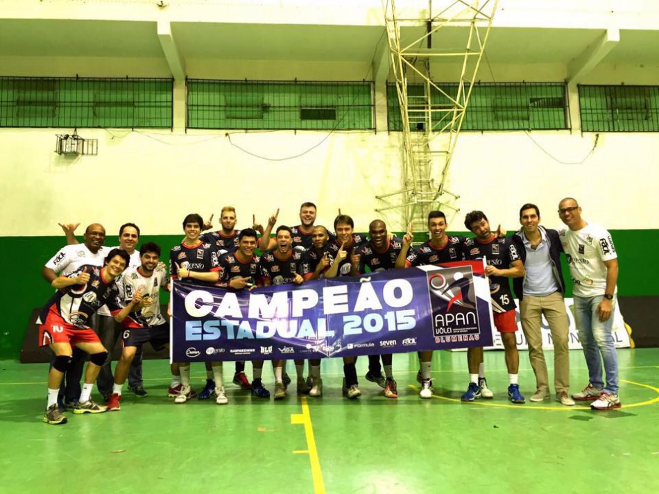 Blumenau conquista estadual de vôlei masculino após 15 anos
