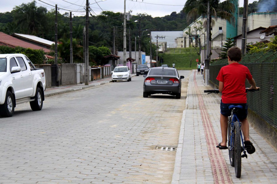 Prefeitura conclui calçamento da rua Gerda Georg, na Itoupava Central