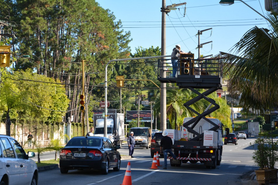 Prefeitura realiza troca do sistema semafórico na Rua Antônio da Veiga