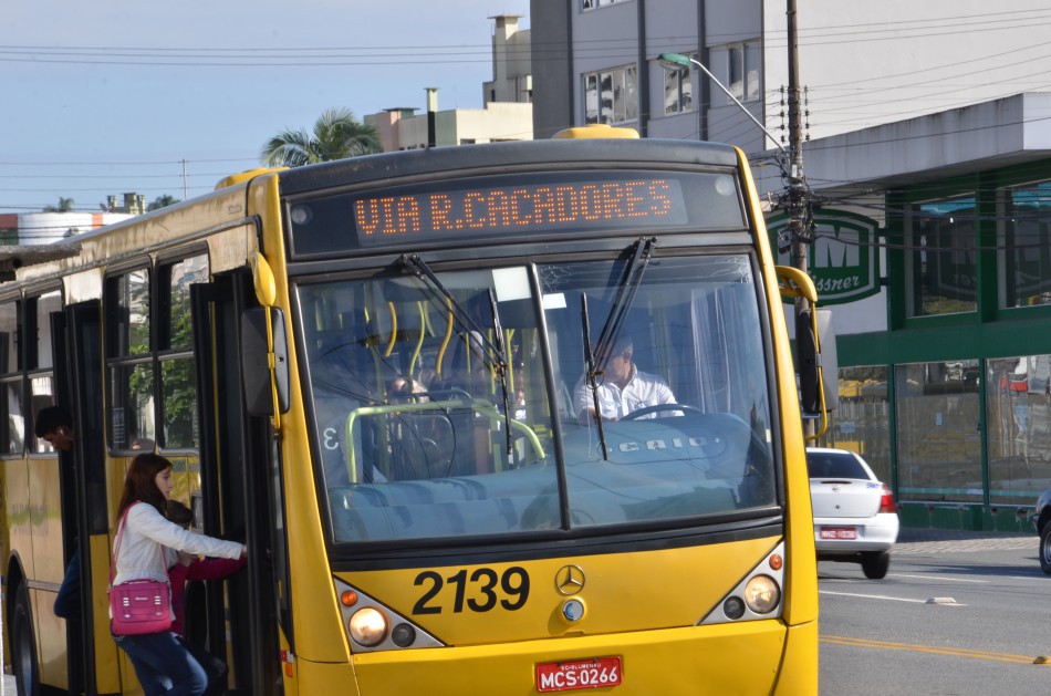 Ônibus da empresa Rodovel circulam nesta terça-feira