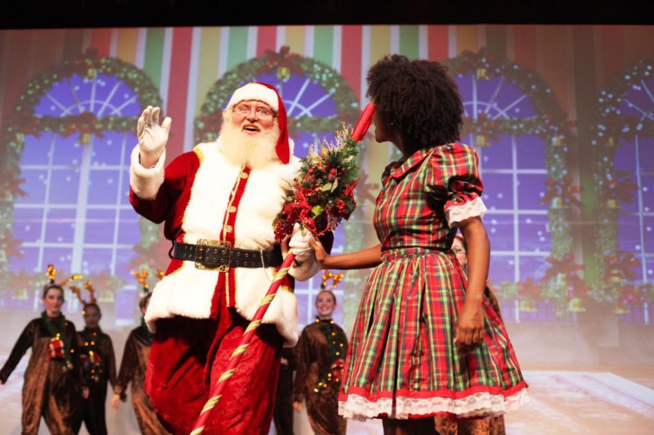Magia de Natal leva alegria para idosos de Blumenau