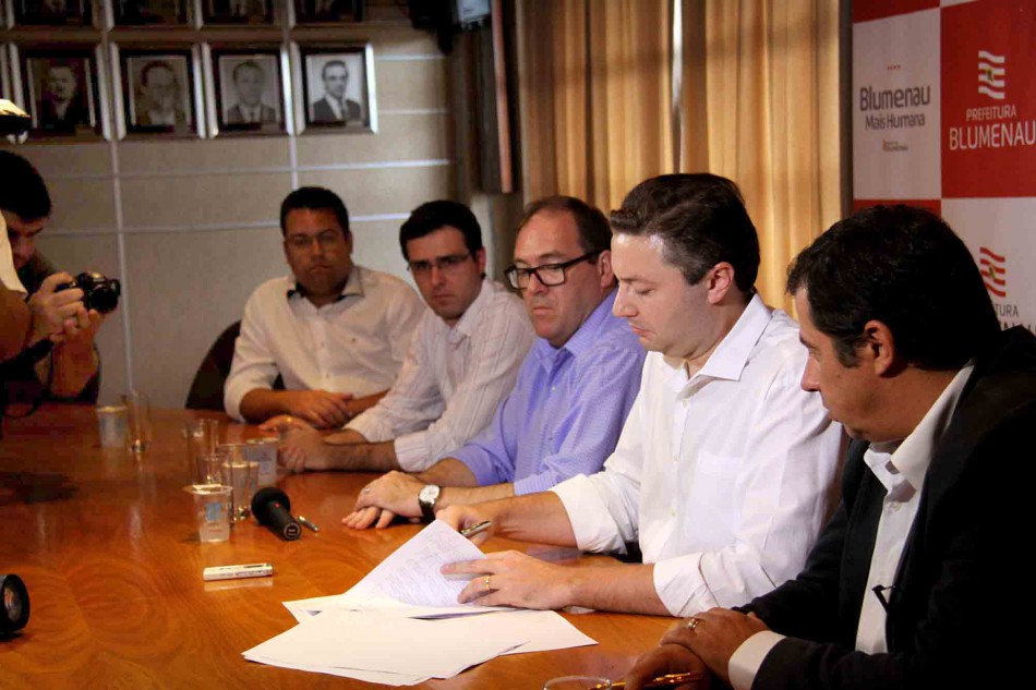Prefeitura assina contrato emergencial para o transporte coletivo