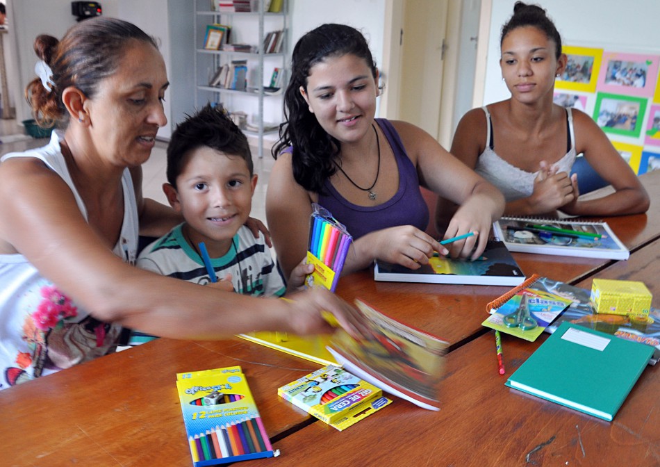 Entrega de materiais escolares mudam a vida das famílias no município