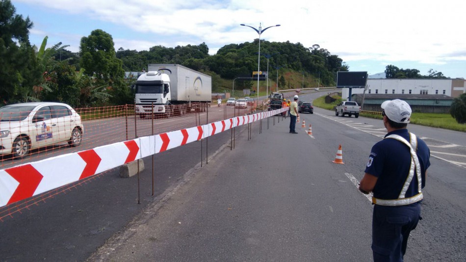 Obras no viaduto alteram trânsito da Via Expressa