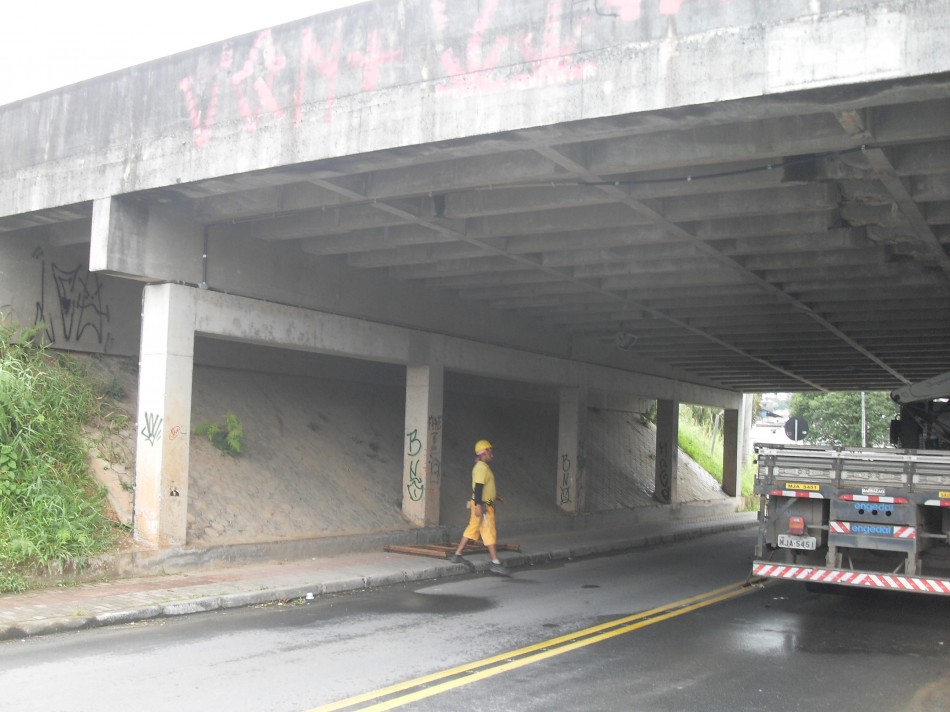 Rua Bruno Hoeltgebaum é interditada para obras em viaduto