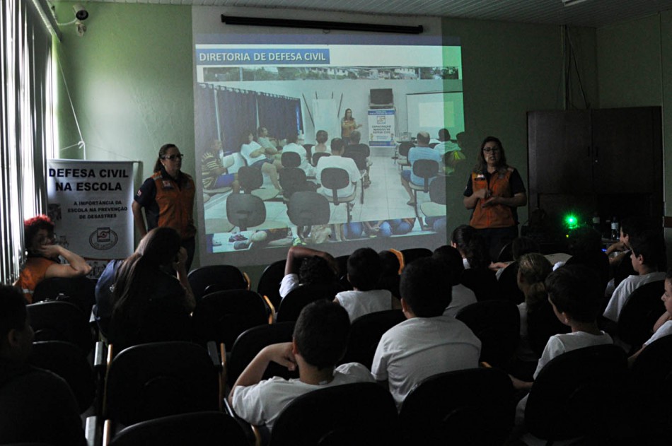 Defesa Civil na Escola tem última aula na EEB Prof. Izolete Gouveia Müller
