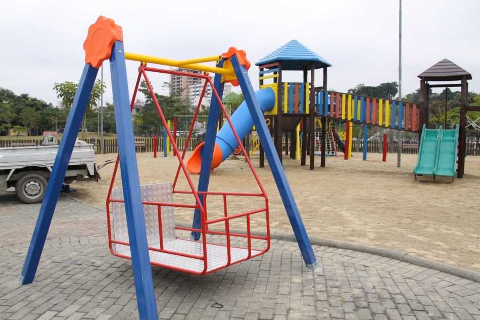 Parque Ramiro Ruediger ganha brinquedo adaptado para deficientes