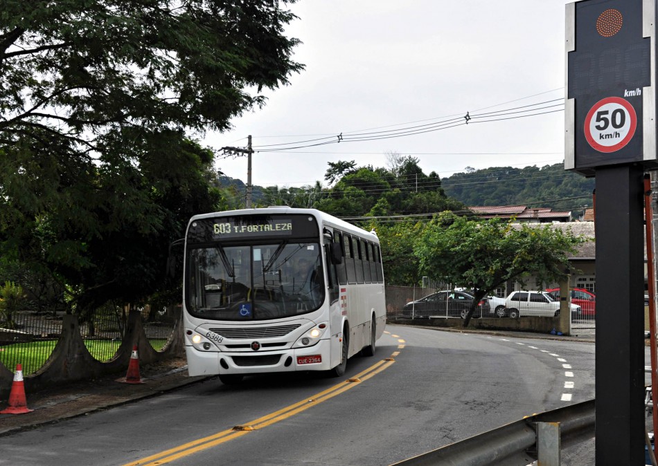 Fiscalização das novas lombadas eletrônicas da Rua Hermann Tribess inicia nesta segunda