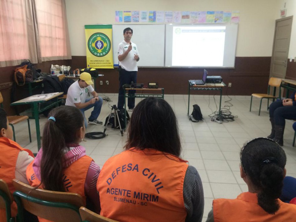 Agentes Mirins da Defesa Civil participam de aula sobre comunicação via rádio