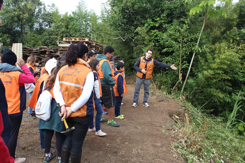Agentes mirins visitam área de risco no bairro Nova Esperança