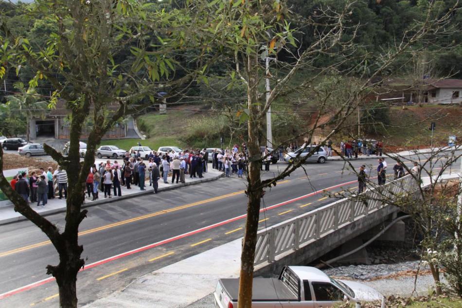 Pavimentação e nova ponte são entregues à comunidade da Itoupavazinha