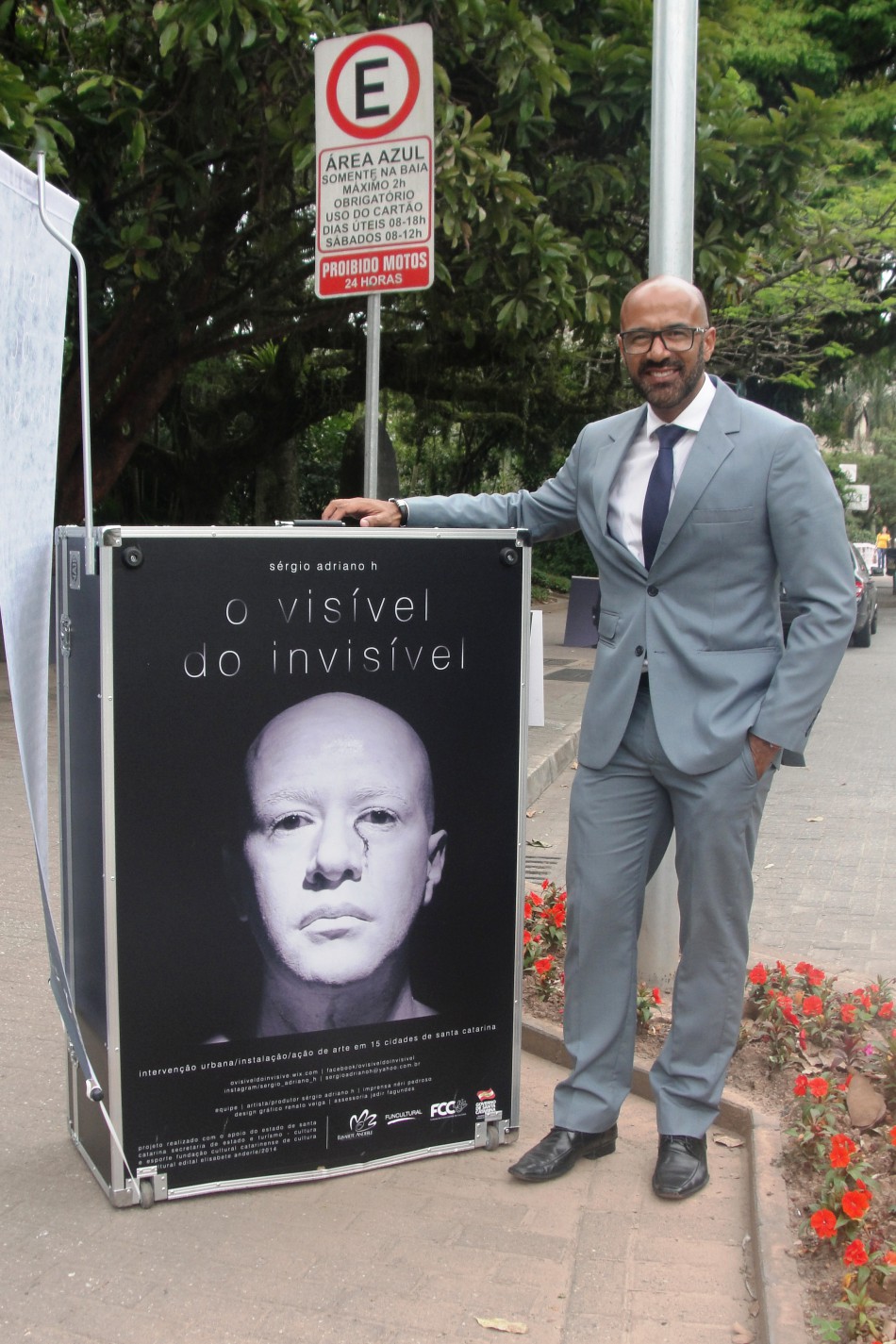 Arte discute o racismo em mostra itinerante ao ar livre