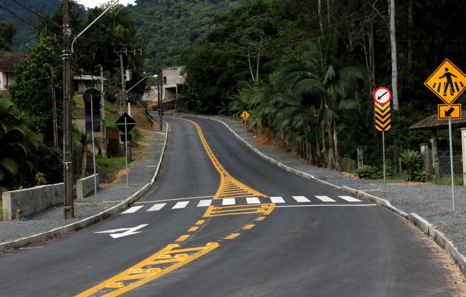 Prefeitura entrega pavimentação das ruas Johann Hadlich e Jacob Ineichen