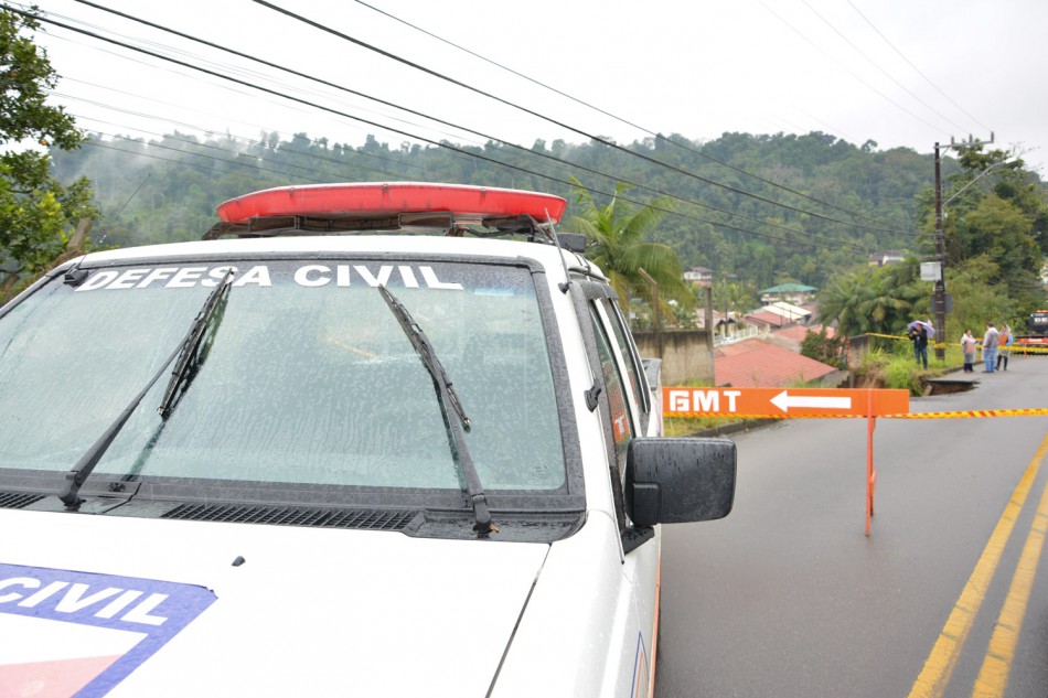 Defesa Civil analisa deslizamento no bairro Escola Agrícola