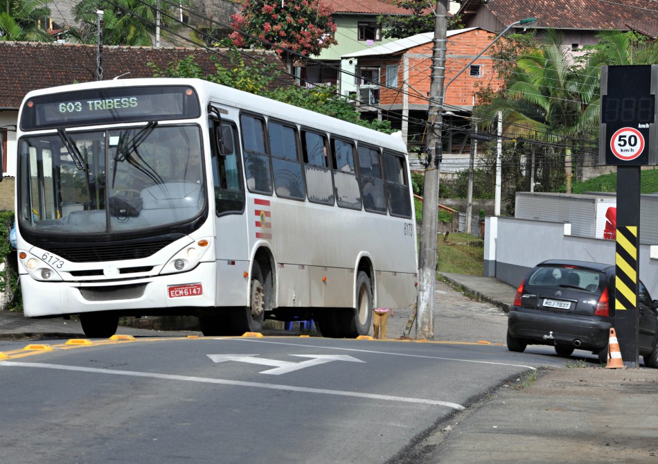 Novas lombadas eletrônicas são instaladas na Rua Hermann Tribess
