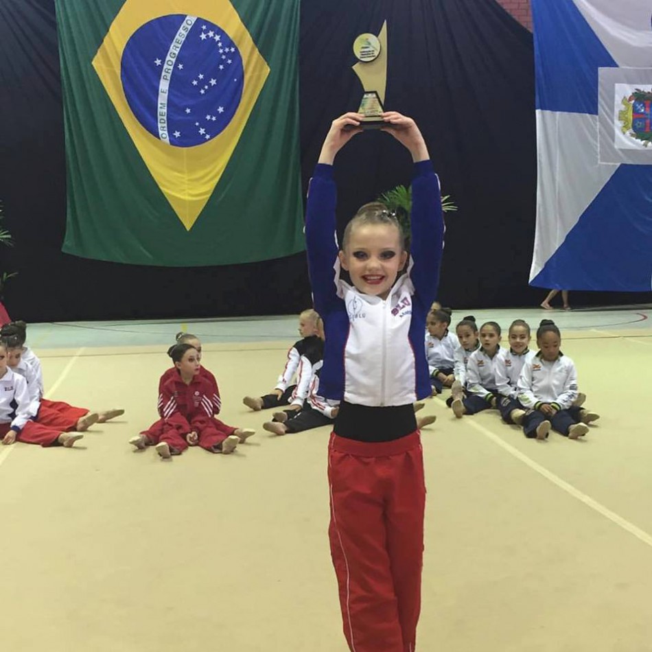 Ginastas de Blumenau recebem prêmio de melhores do ano