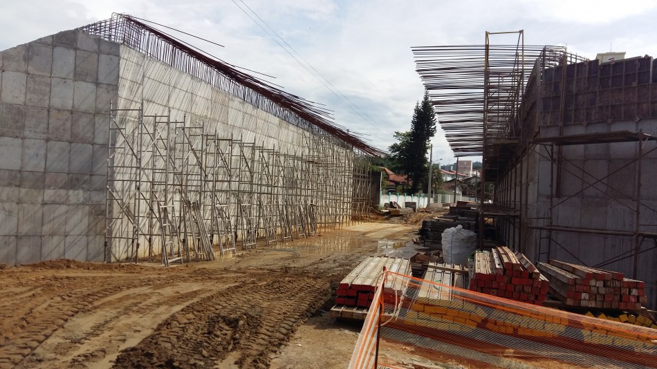 Construções avançam no prolongamento da Rua Humberto de Campos