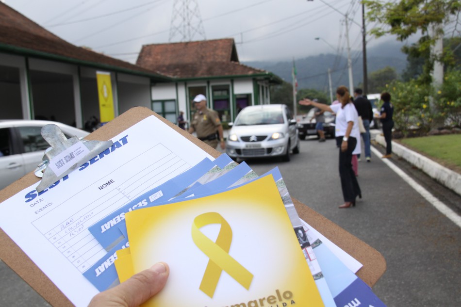 Escola Pública de Trânsito participa de blitz educativa em posto da PRE