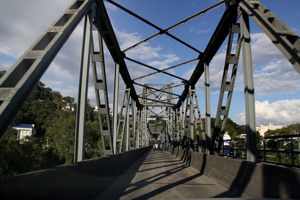 Ponte de Ferro fica com iluminação comprometida