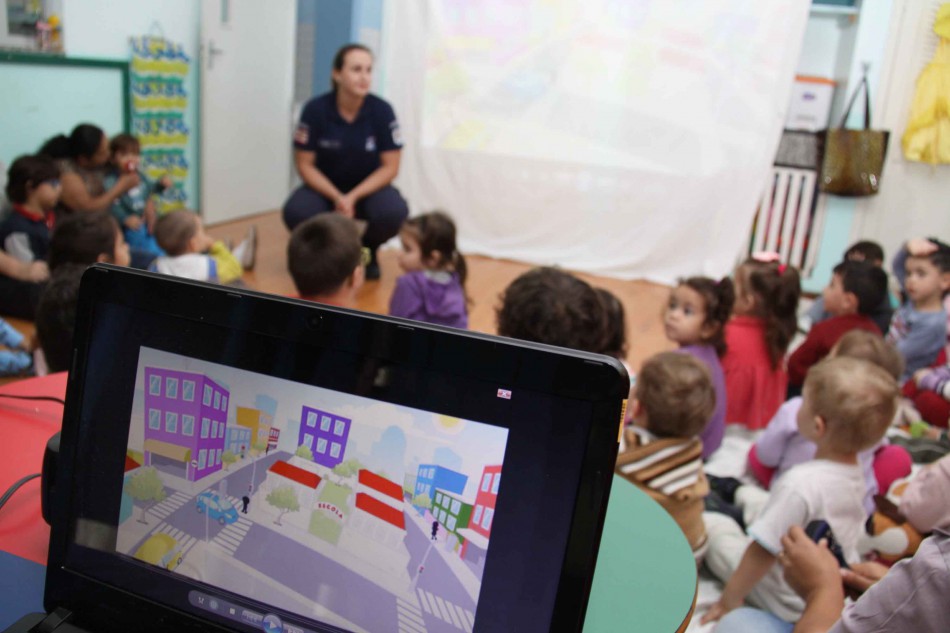 CEI Brandina Buerger recebe teatro da Escola Pública de Trânsito