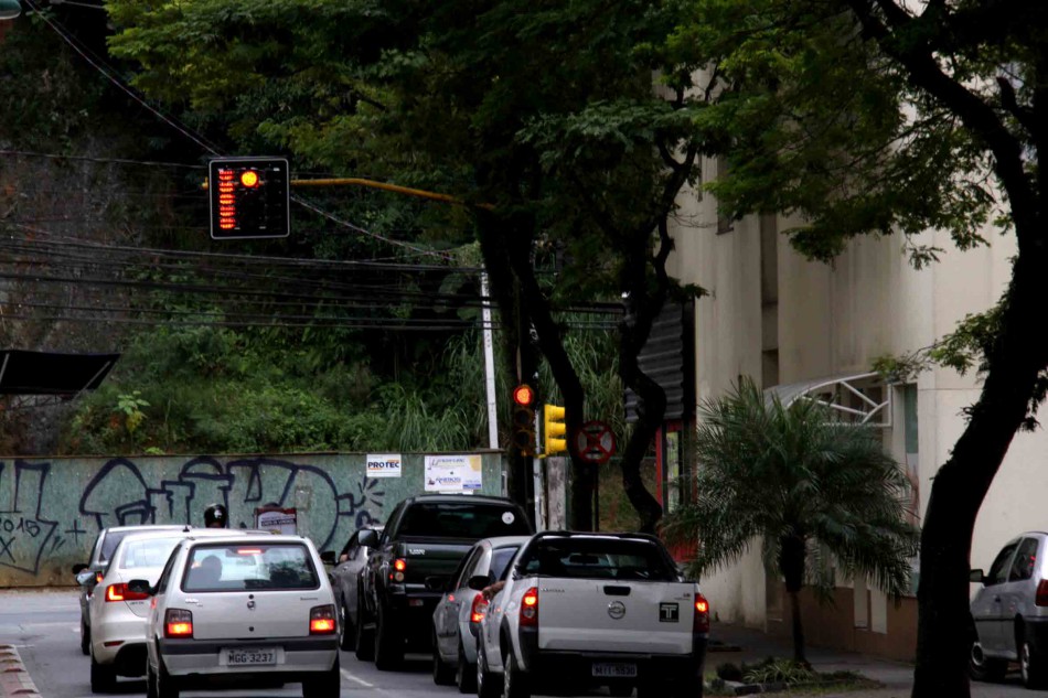 Prefeitura dá sequência em modernização de semáforos na cidade