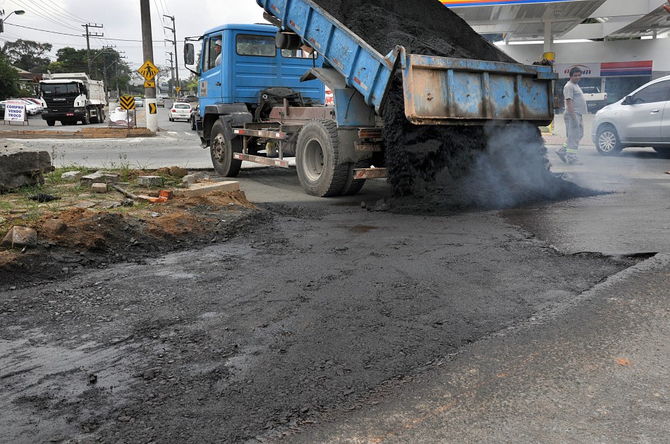 Prefeitura realiza recuperação asfáltica na Rua Bahia
